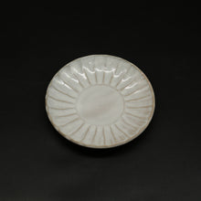 画像をギャラリービューアに読み込む, 白萩菊花紋皿 <窯職人> shirahagi-kikkamonzara <syokunin>