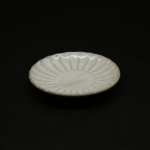 画像をギャラリービューアに読み込む, 白萩菊花紋皿 <窯職人> shirahagi-kikkamonzara <syokunin>