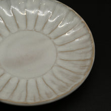 画像をギャラリービューアに読み込む, 白萩菊花紋皿 <窯職人> shirahagi-kikkamonzara <syokunin>