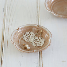 画像をギャラリービューアに読み込む, 萩輪花皿(小)・枇杷5枚組<窯職人> hagi-rinkazarasyou-biwa-5 <syokunin>