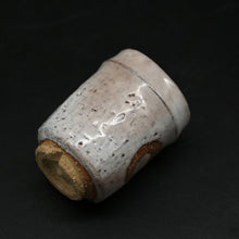 Load image into Gallery viewer, Hagi Waxed Tea Cup &lt;Zenzo Hatano&gt;&lt;br&gt; hagi rounuki-yunomi&lt;br&gt; ＜Zenzou Hadano＞
