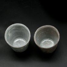 Carica l&#39;immagine nel visualizzatore di Gallery, Hagi red and white tea cup (2 customers) &lt;Hideo Hatano&gt;&lt;br&gt; hagi kouhaku-yunomi&lt;br&gt; ＜Hideo Hadano＞
