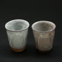 Lade das Bild in den Galerie-Viewer, Hagi red and white tea cup (2 customers) &lt;Hideo Hatano&gt;&lt;br&gt; hagi kouhaku-yunomi&lt;br&gt; ＜Hideo Hadano＞
