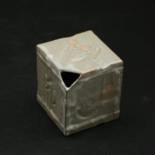 Load image into Gallery viewer, Hagi Horn Vase / Gray &lt;Hideo Hatano&gt;&lt;br&gt; hagi-kakuhanaire gray＜Hideo Hadano＞
