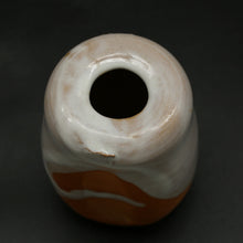 Load image into Gallery viewer, Hagi Horn Vase / Gray &lt;Hideo Hatano&gt;&lt;br&gt; hagi-kakuhanaire gray＜Hideo Hadano＞
