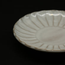 画像をギャラリービューアに読み込む, 白萩菊花紋皿 ＜窯職人＞ shirahagi-kikkamonzara ＜syokunin＞
