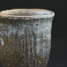 Afbeelding in Gallery-weergave laden, White clover tea cup &lt;Zenzo Hatano&gt;&lt;br&gt; sirahagi-yunomi&lt;br&gt; ＜Zenzou Hadano＞
