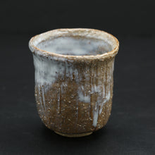 Lade das Bild in den Galerie-Viewer, White clover tea cup &lt;Zenzo Hatano&gt;&lt;br&gt; sirahagi-yunomi&lt;br&gt; ＜Zenzou Hadano＞
