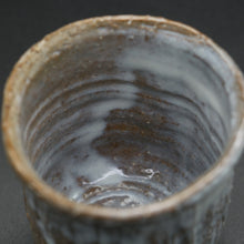 Cargar imagen en el visor de la galería, White clover tea cup &lt;Zenzo Hatano&gt;&lt;br&gt; sirahagi-yunomi&lt;br&gt; ＜Zenzou Hadano＞
