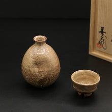 Load image into Gallery viewer, Hagi sake set (1 sake bottle, 1 guin)&lt;br&gt; &lt;Zenzo Hatano&gt;&lt;br&gt; hagi-syuki＜Zenzou Hadano＞
