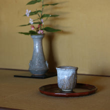 Lade das Bild in den Galerie-Viewer, White clover tea cup &lt;Zenzo Hatano&gt;&lt;br&gt; sirahagi-yunomi&lt;br&gt; ＜Zenzou Hadano＞
