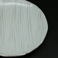 Cargar imagen en el visor de la galería, Hagi Shinogi Plate with Legs 3 &lt;Hideo Hatano&gt;&lt;br&gt; hagi shinogi-ashitsukizara3&lt;br&gt; ＜Hideo Hadano＞
