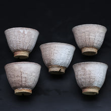 Afbeelding in Gallery-weergave laden, Assortment of Hagi kiln variations (5 customers) &lt;Zenzo Hatano&gt;&lt;br&gt; hagiyouhen-kumidashizoroi&lt;br&gt; ＜Zenzou Hadano＞
