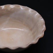 Load image into Gallery viewer, Hagi wave bowl &lt;Hideo Hatano&gt;&lt;br&gt; hagi-namibachi&lt;br&gt; ＜Hideo Hadano＞
