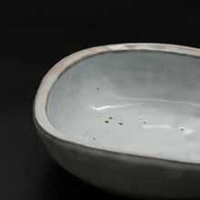 Cargar imagen en el visor de la galería, Shirahagi kiln strange square bowl &lt;Hideo Hatano&gt;&lt;br&gt; shirahagi youhen-yohoubachi&lt;br&gt; ＜Hideo Hadano＞
