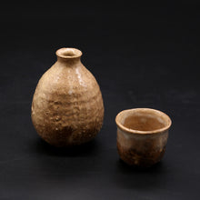 Cargar imagen en el visor de la galería, Hagi sake set 2 (sake bottle 1, sake cup 1)&lt;br&gt; &lt;Zenzo Hatano&gt;&lt;br&gt; hagi-syuki2 &lt;Zenzou Hadano&gt;
