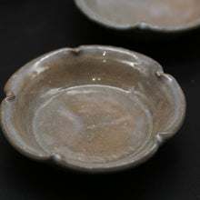 Cargar imagen en el visor de la galería, Hagiwa Flower Plate (Small) / Gray 5-Piece Set &lt;Kiln Craftsman&gt;&lt;br&gt; hagi-rinkazarasyou-gure-5maigumi＜syokunin＞
