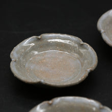 Load image into Gallery viewer, Hagiwa Flower Plate (Small) / Gray 5-Piece Set &lt;Kiln Craftsman&gt;&lt;br&gt; hagi-rinkazarasyou-gure-5maigumi＜syokunin＞
