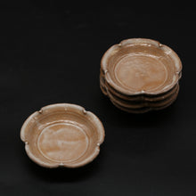 Afbeelding in Gallery-weergave laden, Hagiwa Flower Plate (Small) / Loquat 5-Piece Set &lt;Kiln Craftsman&gt;&lt;br&gt; hagi-rinkazarasyou-biwa-5maigumi＜syokunin＞
