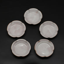 Charger l&#39;image dans la galerie, Hagiwa flower plate (small), set of 5 white bush clover &lt;kiln craftsman&gt;&lt;br&gt; hagi-rinkazarasyou-shirahagi-5maigumi＜syokunin＞
