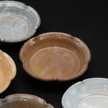 Afbeelding in Gallery-weergave laden, Hagiwa Flower Plate (Large) / Set of 5 Colors 1 &lt;Kiln Craftsman&gt;&lt;br&gt; hagi-rinkazaradai-irodori-5maigumi 1 &lt;syokunin&gt;
