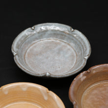 Afbeelding in Gallery-weergave laden, Hagiwa Flower Plate (Large) / Set of 5 Colors 1 &lt;Kiln Craftsman&gt;&lt;br&gt; hagi-rinkazaradai-irodori-5maigumi 1 &lt;syokunin&gt;
