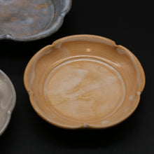 Afbeelding in Gallery-weergave laden, Hagiwa Flower Plate (Large) / Set of 5 Colors 2 &lt;Kiln Craftsman&gt;&lt;br&gt; hagi-rinkazaradai-irodori-5maigumi 2 &lt;syokunin&gt;

