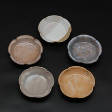 Load image into Gallery viewer, Hagiwa Flower Plate (Large) / Set of 5 Colors 2 &lt;Kiln Craftsman&gt;&lt;br&gt; hagi-rinkazaradai-irodori-5maigumi 2 &lt;syokunin&gt;
