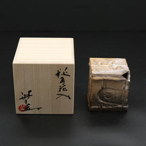 Hagi Horn Vase / Gray &lt;Hideo Hatano&gt;<br> hagi-kakuhanaire gray＜Hideo Hadano＞