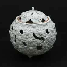 Load image into Gallery viewer, White clover chrysanthemum design incense burner &lt;Hatano Zenzo&gt;&lt;br&gt; sirahagi kikkamon-kouro&lt;br&gt; ＜Zenzou Hadano＞
