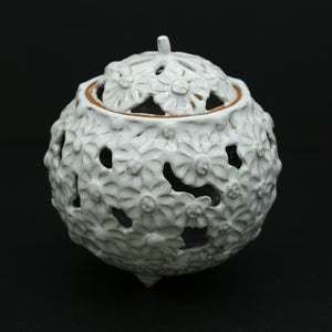 White clover chrysanthemum design incense burner &lt;Hatano Zenzo&gt;<br> sirahagi kikkamon-kouro<br> ＜Zenzou Hadano＞