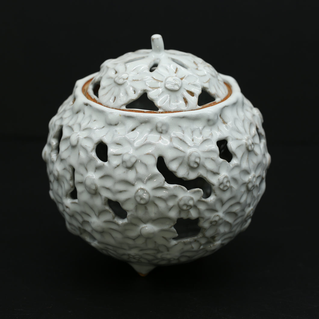 White clover chrysanthemum design incense burner <Hatano Zenzo><br> sirahagi kikkamon-kouro<br> ＜Zenzou Hadano＞