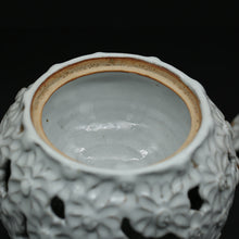 Cargar imagen en el visor de la galería, White clover chrysanthemum design incense burner &lt;Hatano Zenzo&gt;&lt;br&gt; sirahagi kikkamon-kouro&lt;br&gt; ＜Zenzou Hadano＞
