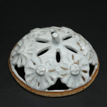 Load image into Gallery viewer, White clover chrysanthemum design incense burner &lt;Hatano Zenzo&gt;&lt;br&gt; sirahagi kikkamon-kouro&lt;br&gt; ＜Zenzou Hadano＞

