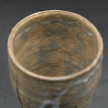 Afbeelding in Gallery-weergave laden, Hagi beer sake cup, gray &lt;Hideo Hatano&gt;&lt;br&gt; hagi-mugisyunomi gray&lt;br&gt; ＜Hideo Hadano＞
