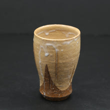 Carica l&#39;immagine nel visualizzatore di Gallery, Hagi Beer Sake Cup / Loquat &lt;Hideo Hatano&gt;&lt;br&gt; hagi-mugisyunomi biwa&lt;br&gt; ＜Hideo Hadano＞
