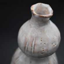 Load image into Gallery viewer, Hagi Gourd Sake Bottle &lt;Hideo Hatano&gt;&lt;br&gt; hagi hisago-tokkuri&lt;br&gt; ＜Hideo Hadano＞
