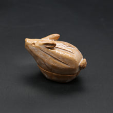 Load image into Gallery viewer, Hagi incense case (loquat color) &lt;Hideo Hatano&gt;&lt;br&gt; hagi usagi-kougou-biwairo &lt;Hideo Hadano&gt;
